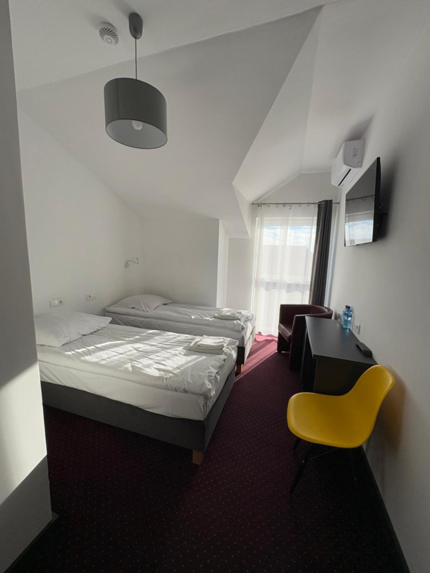 Hotelik & Restauracja Amber 라신 외부 사진